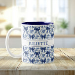 Tasse 2 Couleurs Nom personnalisé Elégant Vintage Floral Blue Bows<br><div class="desc">Sirotez joli ! Cette tasse élégante présente des fleurs vintages et des arcs bleus dainty avec votre nom personnalisé,  parfait pour un cadeau intemporel et personnalisé ou thé et café quotidien.</div>