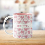 Tasse 2 Couleurs Nom personnalisé Elegant Vintage Floral Blush Bows<br><div class="desc">Sirotez joli ! Cette tasse élégante présente des fleurs vintages et de somptueux arcs rose vif avec votre nom personnalisé,  parfait pour un cadeau intemporel,  personnalisé ou thé et café quotidien.</div>