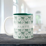 Tasse 2 Couleurs Nom personnalisé Elégante Vintage Floral Green Bow<br><div class="desc">Sirotez joli ! Cette tasse élégante présente des fleurs vintages et des arcs verts appétissants avec votre nom personnalisé,  parfait pour un cadeau intemporel,  personnalisé ou thé et café quotidien.</div>