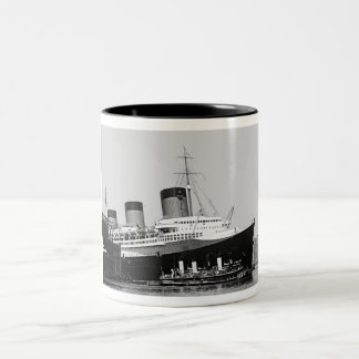 Tasse 2 Couleurs Normandie entre dans le port de NY