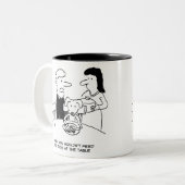 Tasse 2 Couleurs Nourrir un chien à la table (Devant gauche)
