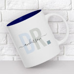 Tasse 2 Couleurs Nouveau Docteur PhD Nom personnalisé Appréciation<br><div class="desc">Cute, tasse à café moderne disant DR dans la typographie moderne dans les tons bleu poussiéreux avec votre nom de famille dans la calligraphie script tendance sur une tasse à café deux tons. Un cadeau d'appréciation parfait pour un médecin spécial dans votre vie, un remerciement sincère, ou un cadeau de...</div>