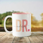 Tasse 2 Couleurs Nouveau Docteur PhD Nom personnalisé Appréciation<br><div class="desc">Cute, tasse à café moderne disant DR dans la typographie moderne dans des tons rose roux poussiéreux avec votre nom de famille dans la calligraphie script tendance sur une tasse à café à deux tons. Un cadeau d'appréciation parfait pour un médecin spécial dans votre vie, un remerciement sincère, ou un...</div>