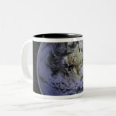 Tasse 2 Couleurs numériquement image améliorée de la Terre entière (Devant gauche)