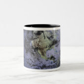 Tasse 2 Couleurs numériquement image améliorée de la Terre entière (Centre)