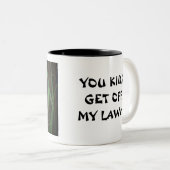 Tasse 2 Couleurs Obtenez outre de ma pelouse (Devant droit)