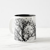 Tasse 2 Couleurs Oiseaux noirs dans les arbres (Devant gauche)