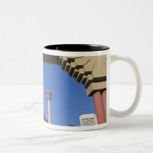 Tasse 2 Couleurs Olympic Plaza et Calgary Tower, Alberta, Canada