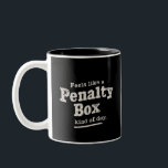 Tasse 2 Couleurs On dirait un joueur de hockey de jour de boîte de<br><div class="desc">On dirait un joueur de hockey de jour de boîte de pénalité</div>