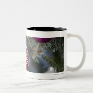 Tasse 2 Couleurs Ornements sur un arbre de Noël