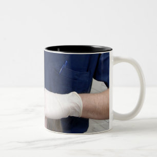 Tasse 2 Couleurs Orthodontiste rajustant les croisillons dentaires