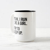 Tasse 2 Couleurs Ouais je cours comme une fille - essayez de suivre (Devant gauche)