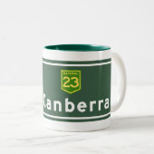 Tasse 2 Couleurs Panneau routier de Canberra, Australie (Devant droit)