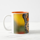 Tasse 2 Couleurs Papillon de monarque à la recherche de pollen (Gauche)