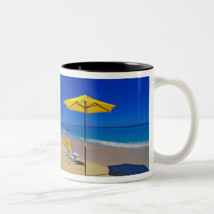 Tasse 2 Couleurs Parapluie de plage jaune et chaises sur une plage