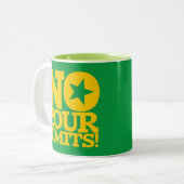Tasse 2 Couleurs Pas De Limites ! Gold Text Green BG (Devant gauche)