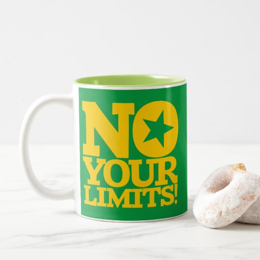Tasse 2 Couleurs Pas De Limites ! Gold Text Green BG (Avec donut)