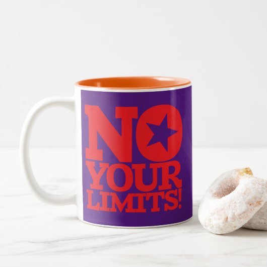 Tasse 2 Couleurs Pas De Limites ! Texte rouge violet BG (Avec donut)