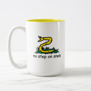 Tasse 2 Couleurs Pas de pas sur les mèmes de snek parodie de Gadsde
