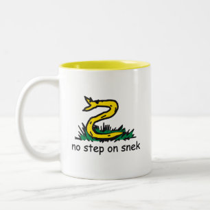 Tasse 2 Couleurs Pas de pas sur les mèmes de snek parodie de Gadsde