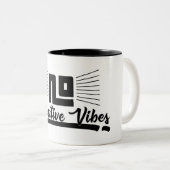 Tasse 2 Couleurs Pas de vibrations négatives Image graphique noire (Devant droit)