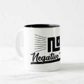 Tasse 2 Couleurs Pas de vibrations négatives Image graphique noire (Devant gauche)