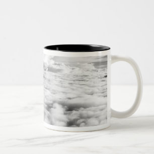 Tasse 2 Couleurs Paysage de nuages inquiétant au lever du soleil. 2