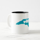 Tasse 2 Couleurs Pêche par vagues en Caroline du Nord (Devant gauche)