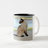 Tasse 2 Couleurs Peinture paisible de chat siamois (Devant droit)