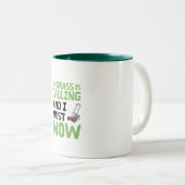Tasse 2 Couleurs Pelouse Mower - L'Herbe est appelé et je dois mow (Devant droit)