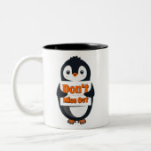 Tasse 2 Couleurs Penguin with Don't Miss Out Sign (Gauche)