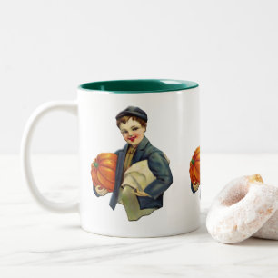 Tasse 2 Couleurs Petit garçon de Thanksgiving vintage avec citrouil