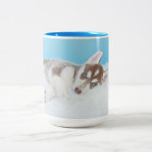 Tasse 2 Couleurs Petite marionnette Husky posée sur une couverture (Centre)