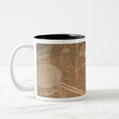 Tasse 2 Couleurs Pétroglyphe découpée dépeignant des chiffres (Gauche)