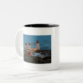 Tasse 2 Couleurs Phare de Nubble à Noël (Devant gauche)