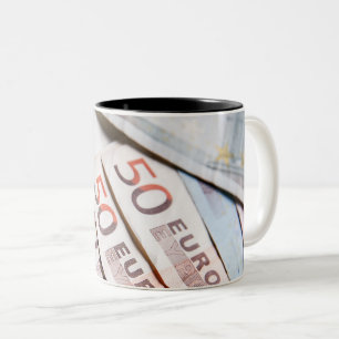 Tasse 2 Couleurs Photo de gros plan de billets en euros   Épargne f