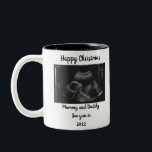 Tasse 2 Couleurs photo Grossesse Faire-part attendue parent 2022<br><div class="desc">-nouvel ornement des parents -nouvel ornement de Noël des parents -ornement de Noël des parents attendus -ornement des parents attendus -nouvel ornement des parents attendus -nouvel ornement des parents 2021</div>