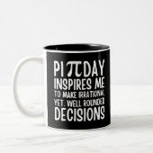 Tasse 2 Couleurs Pi Day Funny (Gauche)