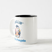 Tasse 2 Couleurs Pingouin de caricature, un chillin comme un pingou (Devant gauche)