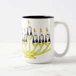 Tasse 2 Couleurs Pingouins de Menorah<br><div class="desc">Qui a indiqué que Noël doit posséder des pingouins ? Laissez ces petits pingouins célébrer avec vous et des vos aimés pendant la saison. Chacun vient avec un cadeau pour chaque nuit.</div>