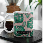 Tasse 2 Couleurs Pink & Green Palm Feuille Motif & nom<br><div class="desc">Le Tropical Pink & Green Palm Feuille motif est un design dynamique et animé qui intègre des éléments de la nature et une esthétique tropicale. La motif présente des feuilles de palmiers luxuriants dans les tons rose et vert, créant un contraste saisissant et une apparence globale attrayante.Globalement, le motif Feuille...</div>