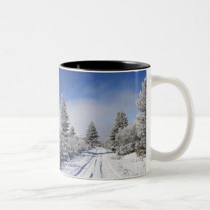 Tasse 2 Couleurs Piste enneigée et pins, Cambrians, près de St