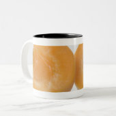 Tasse 2 Couleurs Plan rapproché de section transversale d'une prune (Devant gauche)