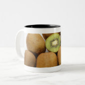 Tasse 2 Couleurs Plan rapproché des kiwis (Devant gauche)