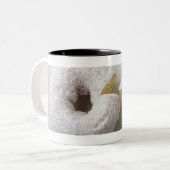 Tasse 2 Couleurs Plan rapproché d'un gâteau (Devant gauche)