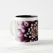 Tasse 2 Couleurs Plan rapproché d'une fleur 2 (Devant gauche)