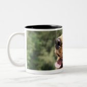 Tasse 2 Couleurs Plan rapproché d'une pomme devant un chien (Gauche)