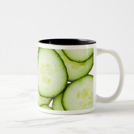 Tasse 2 Couleurs Plein cadre de concombre coupé en tranches, sur le (Droit)