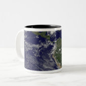 Tasse 2 Couleurs Pleine Terre montrant l'ouragan Paloma (Devant gauche)