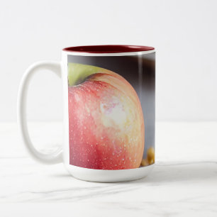 Tasse 2 Couleurs Pommes rouges fraîches sur la table, pomme tarte m